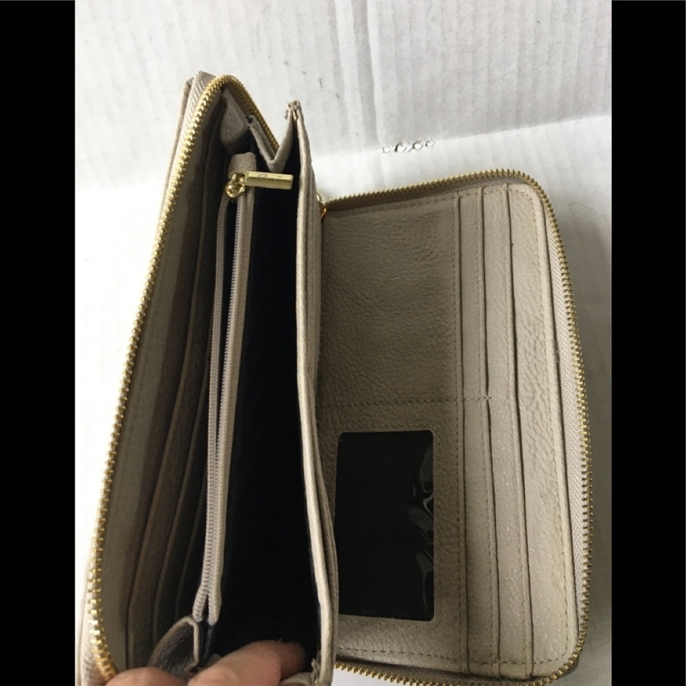 New Steve Madden Embossed Wristlet Wallet/Organizer - Picture 11 of 12